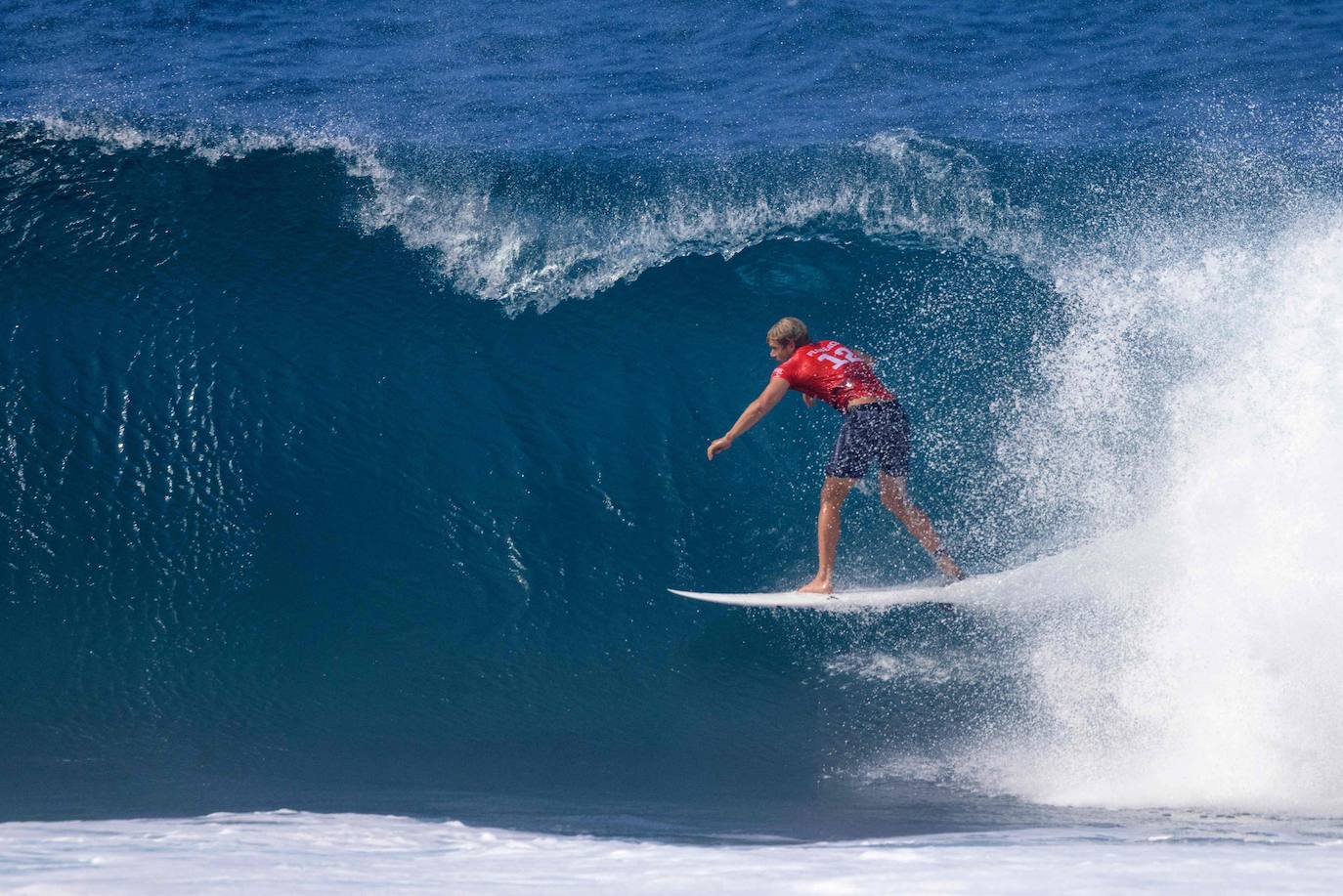 Fotos: Las espectaculares imágenes de los surfistas durante la Billabong Pipeline de Hawaii