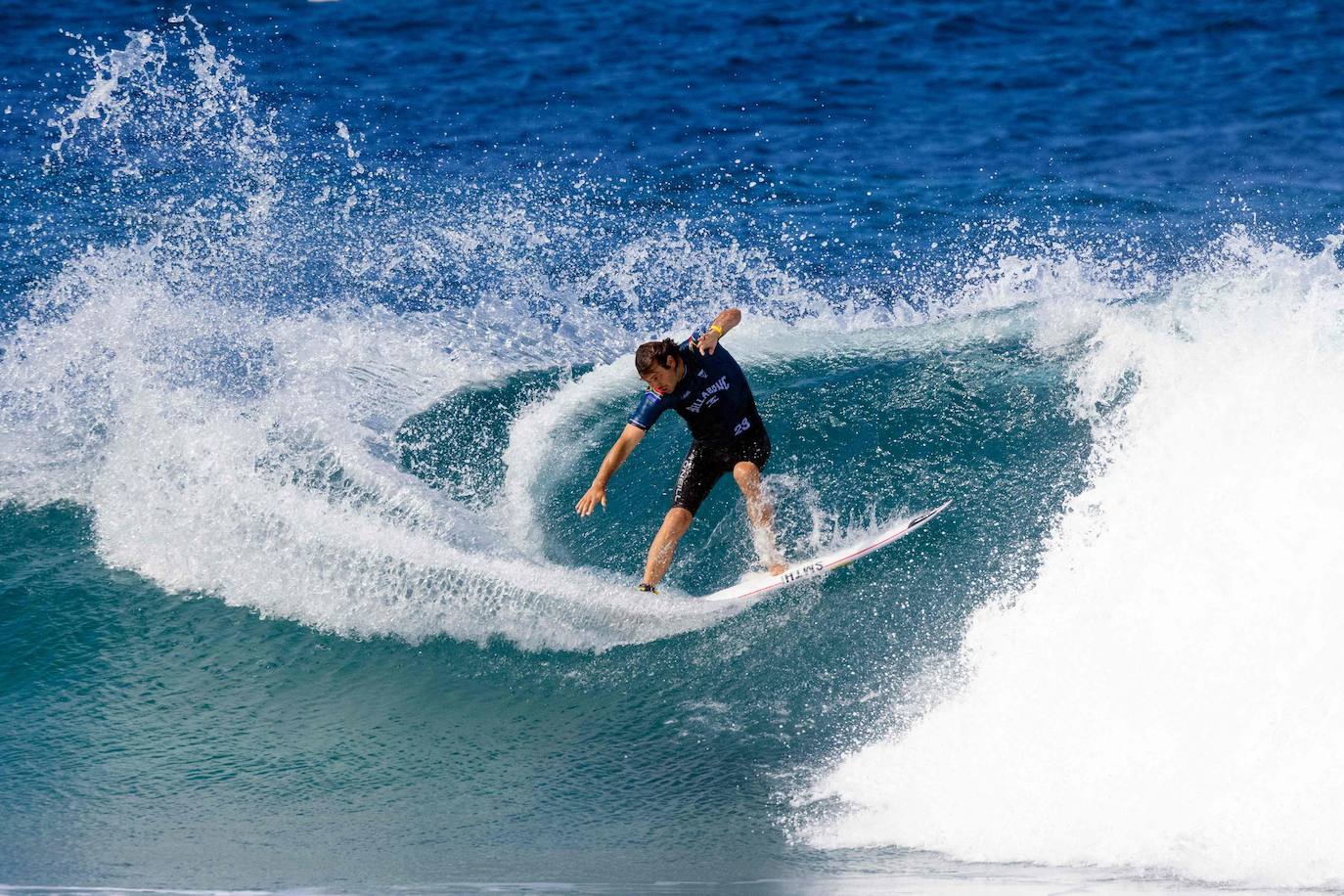 Fotos: Las espectaculares imágenes de los surfistas durante la Billabong Pipeline de Hawaii