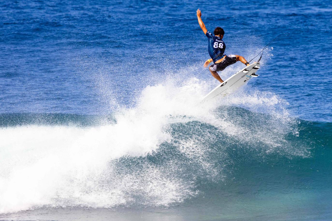 Fotos: Las espectaculares imágenes de los surfistas durante la Billabong Pipeline de Hawaii