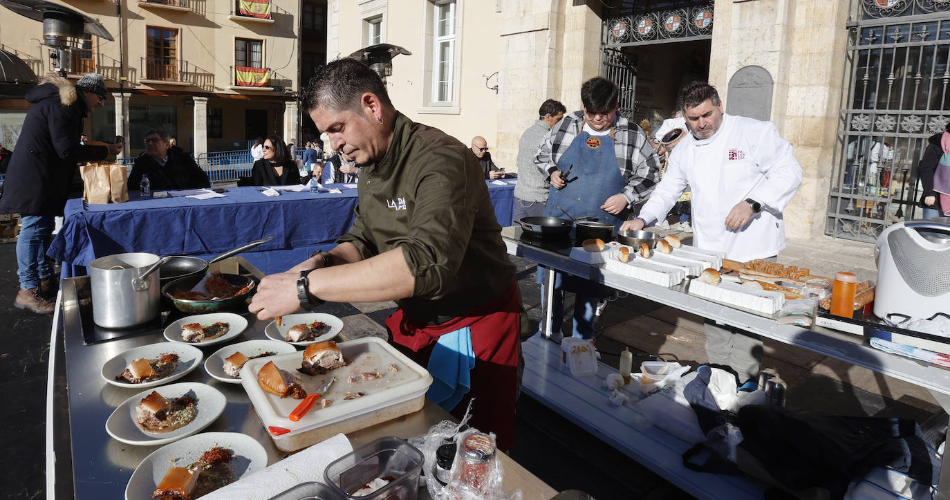 El quemado y despiece del cerdo, la degustación de chichurro y el concurso de cocina en directo de Platos del Cerdo colman de actividades la Plaza Mayor