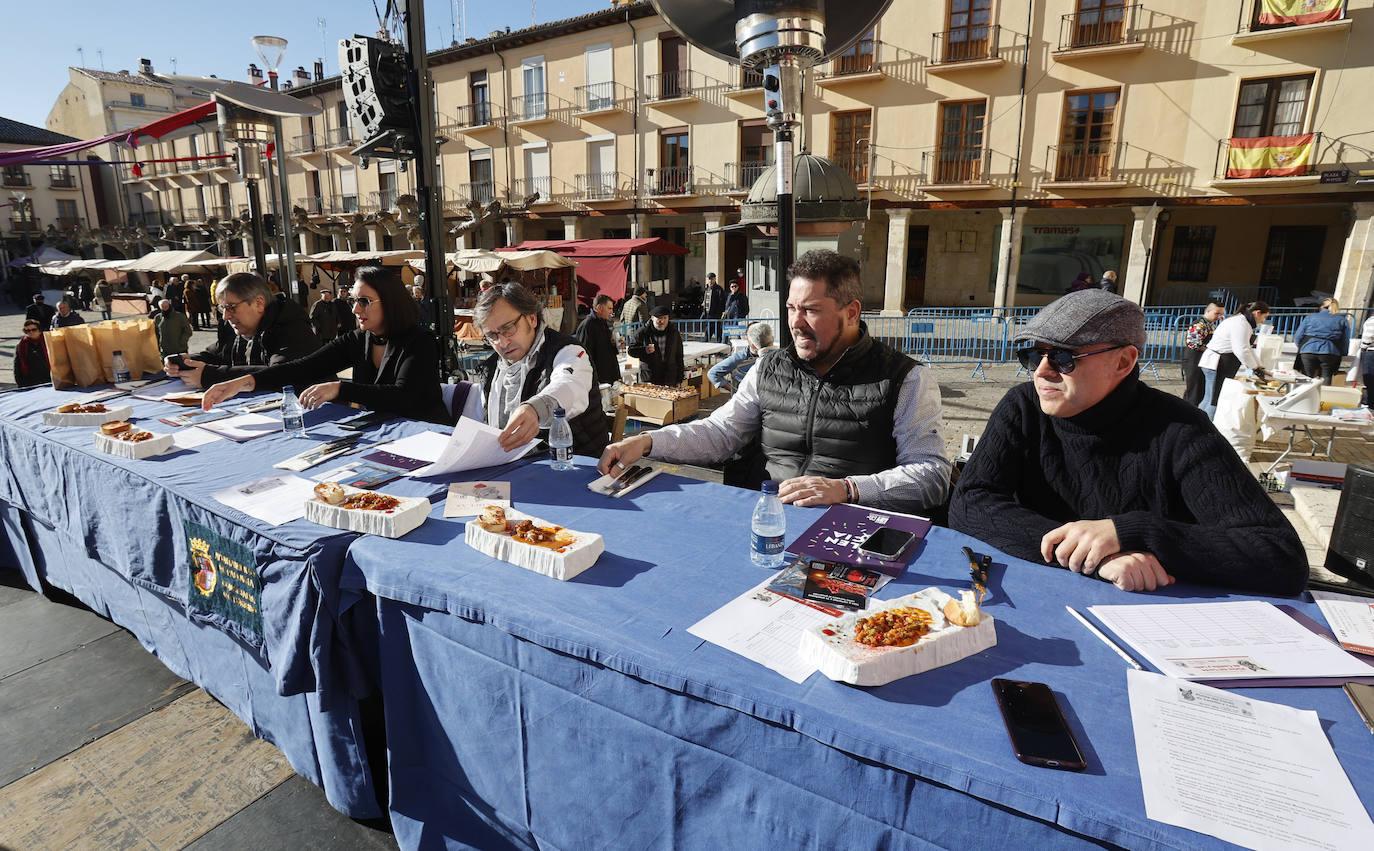 El quemado y despiece del cerdo, la degustación de chichurro y el concurso de cocina en directo de Platos del Cerdo colman de actividades la Plaza Mayor