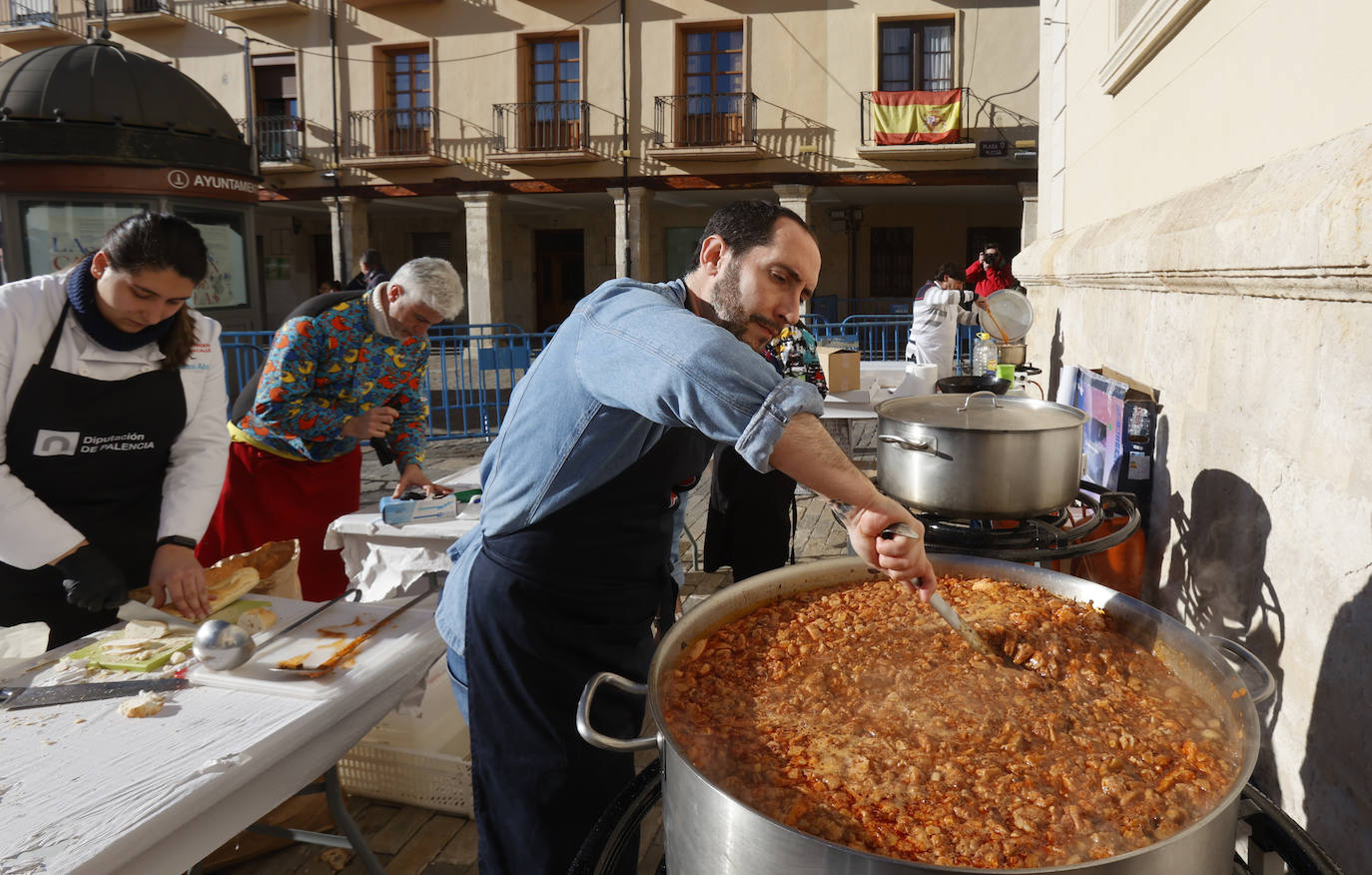 El quemado y despiece del cerdo, la degustación de chichurro y el concurso de cocina en directo de Platos del Cerdo colman de actividades la Plaza Mayor