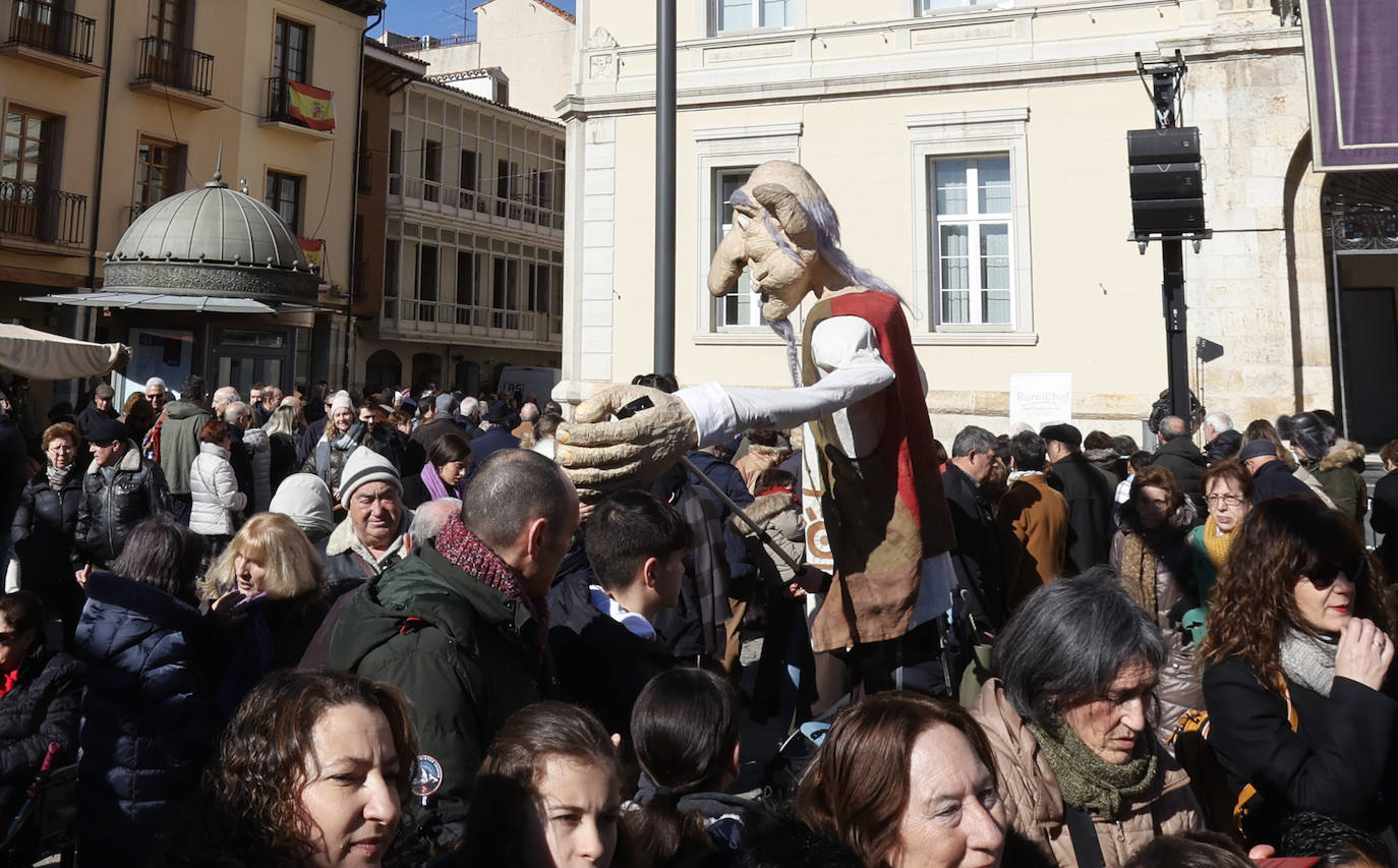 El quemado y despiece del cerdo, la degustación de chichurro y el concurso de cocina en directo de Platos del Cerdo colman de actividades la Plaza Mayor