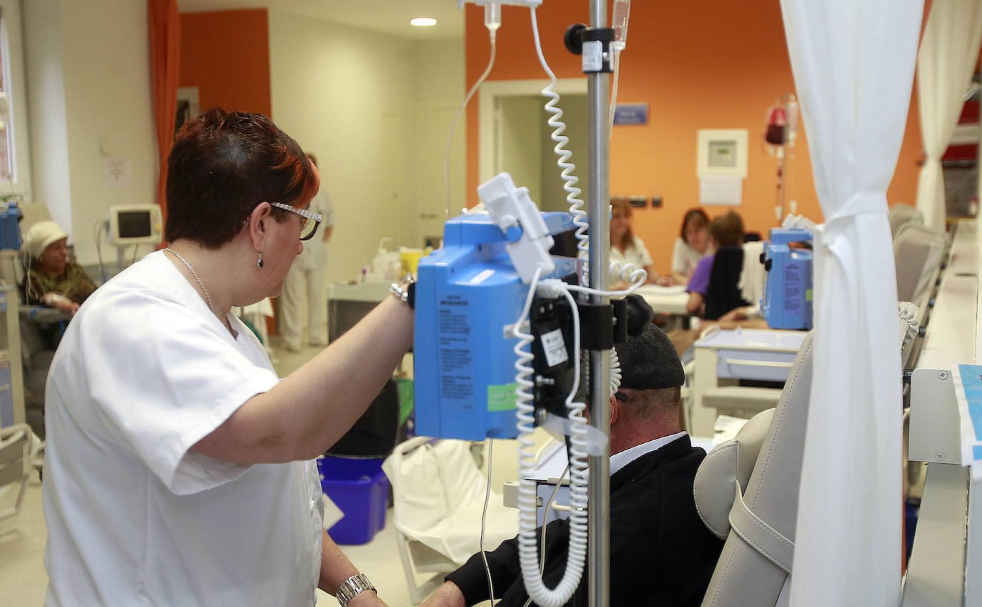 Una enfermera atiende a pacientes que reciben quimioterapia en Segovia. 