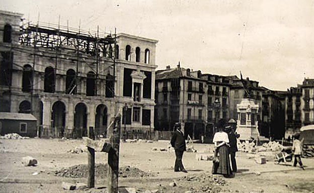 La Plaza Mayor, con el consistorio en obras y la caseta donde tuvieron que refugiarse los portugueses. 