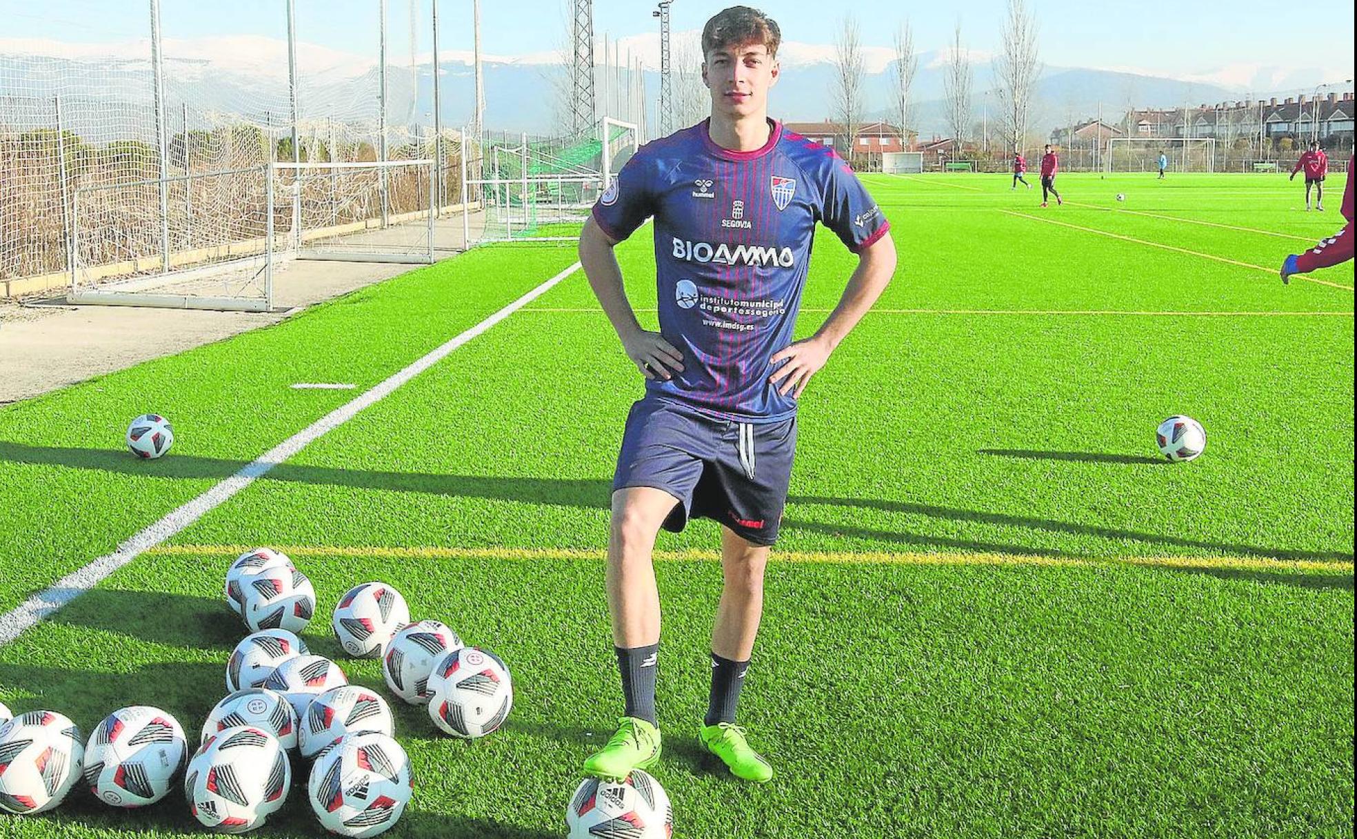 Dani Plomer, en el campo José Antonio Minguela, tras su presentación como nuevo jugador de la Gimnástica Segoviana. 