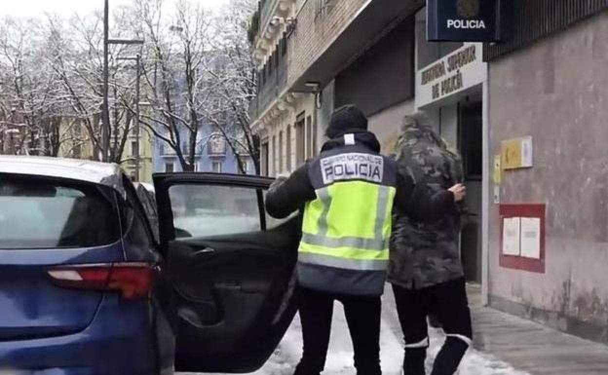 Uno de los detenidos en Burgos es acompañado hasta las instancias policiales