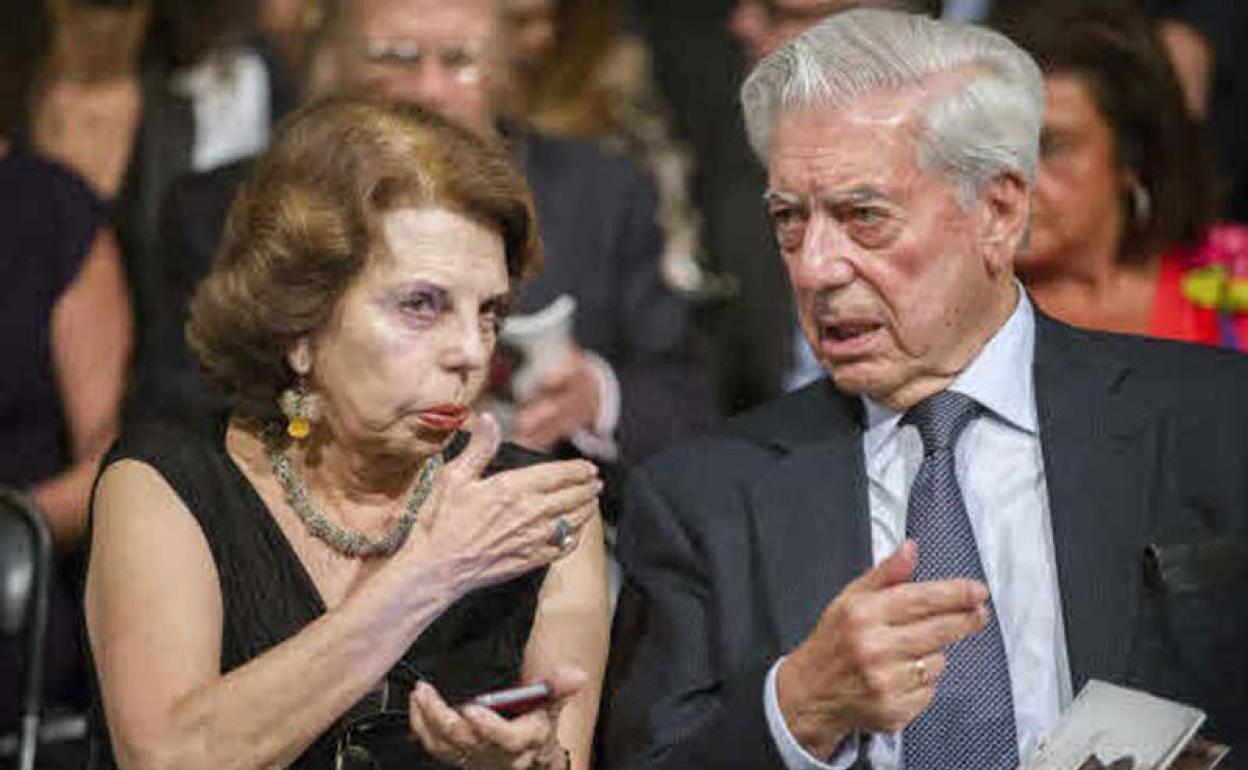 El nobel de Literatura Mario Vargas Llosa (d) y su mujer Patricia Llosa (i), en una imagen de archivo. 