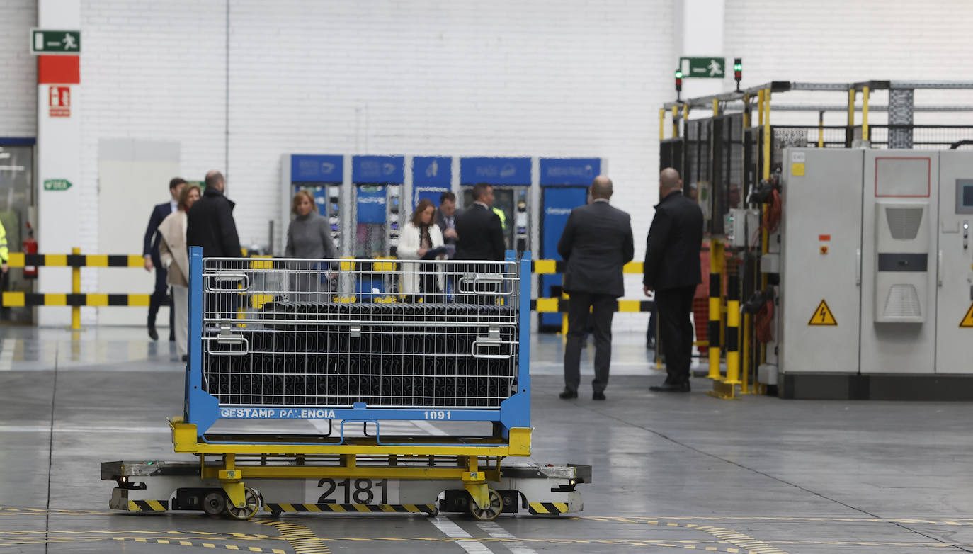 Fotos: El Rey Felipe VI conoce la innovadora planta de Gestamp en Palencia