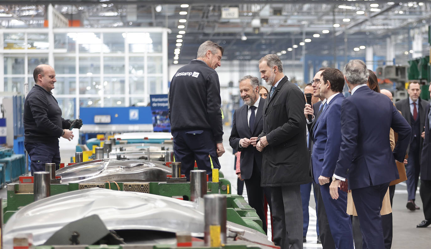 Fotos: El Rey Felipe VI conoce la innovadora planta de Gestamp en Palencia