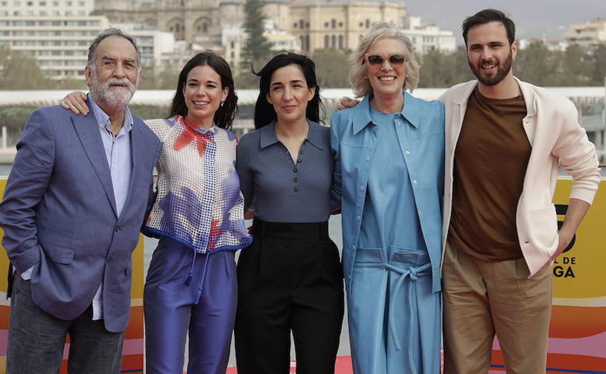 Alauda Ruiz de Azúa, con los intérpretes de 'Cinco lobitos'. 