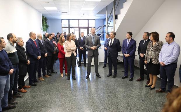 El Rey, con los trabajadores de Cascajares y los representantes institucionales, tras la visita a Gestamp.