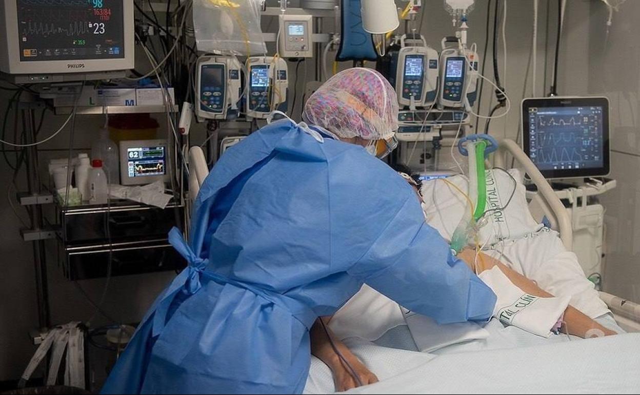 Una enfermera atiende a un paciente de covid en una UVI.