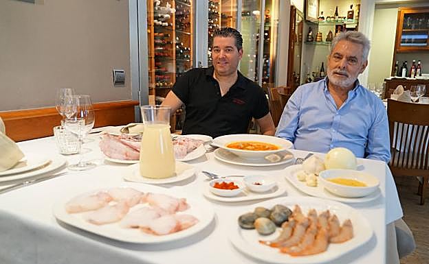 Sergio y Paco Espinosa junto a los ingredientes que utilizan para elaborar su afamada sopa 