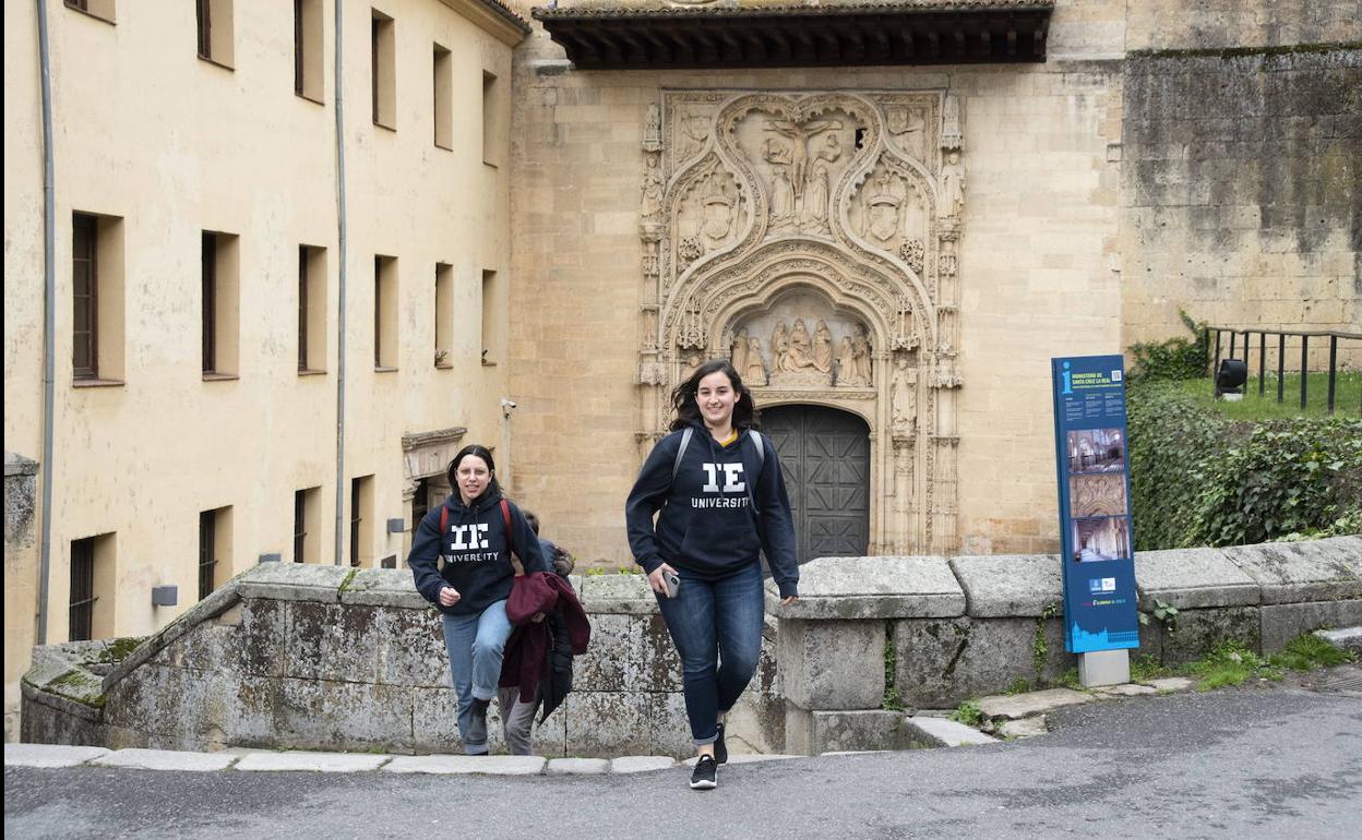 Entrada al campus de IE University en Segovia.