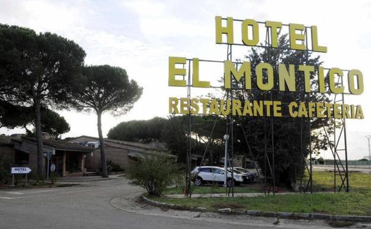 Acceso al hotel El Montico, en el término de Tordesillas.