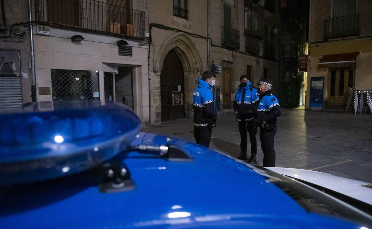 Policías locales vigilan en la plaza del Corpus. 