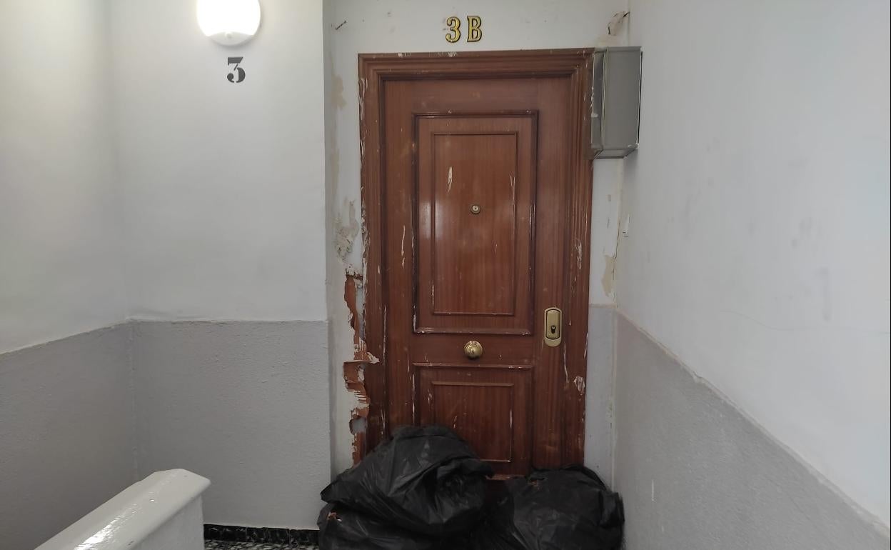 Exterior de la vivienda donde se halló el cadáver de la mujer fallecida. 