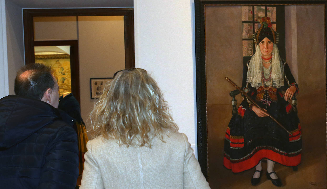 Exposición de trajes segovianos en el Torreón de Lozoya. 