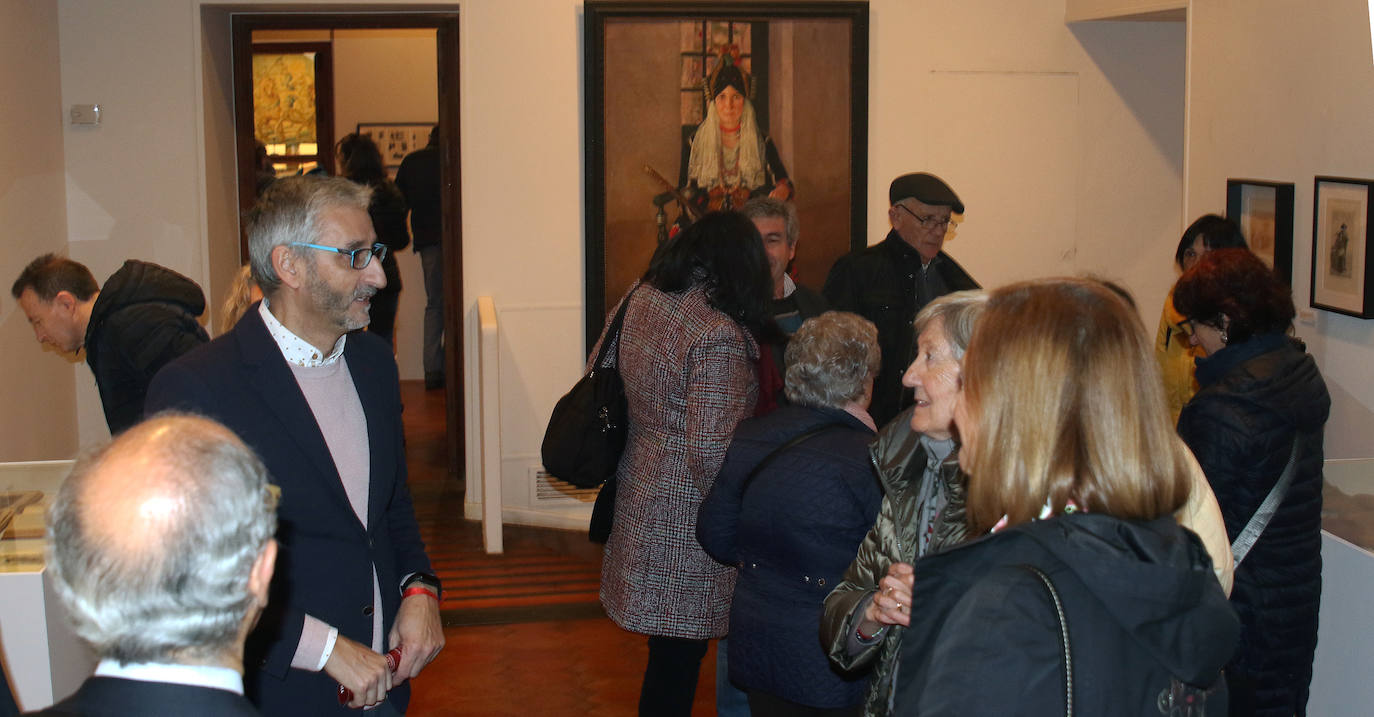 Exposición de trajes segovianos en el Torreón de Lozoya. 