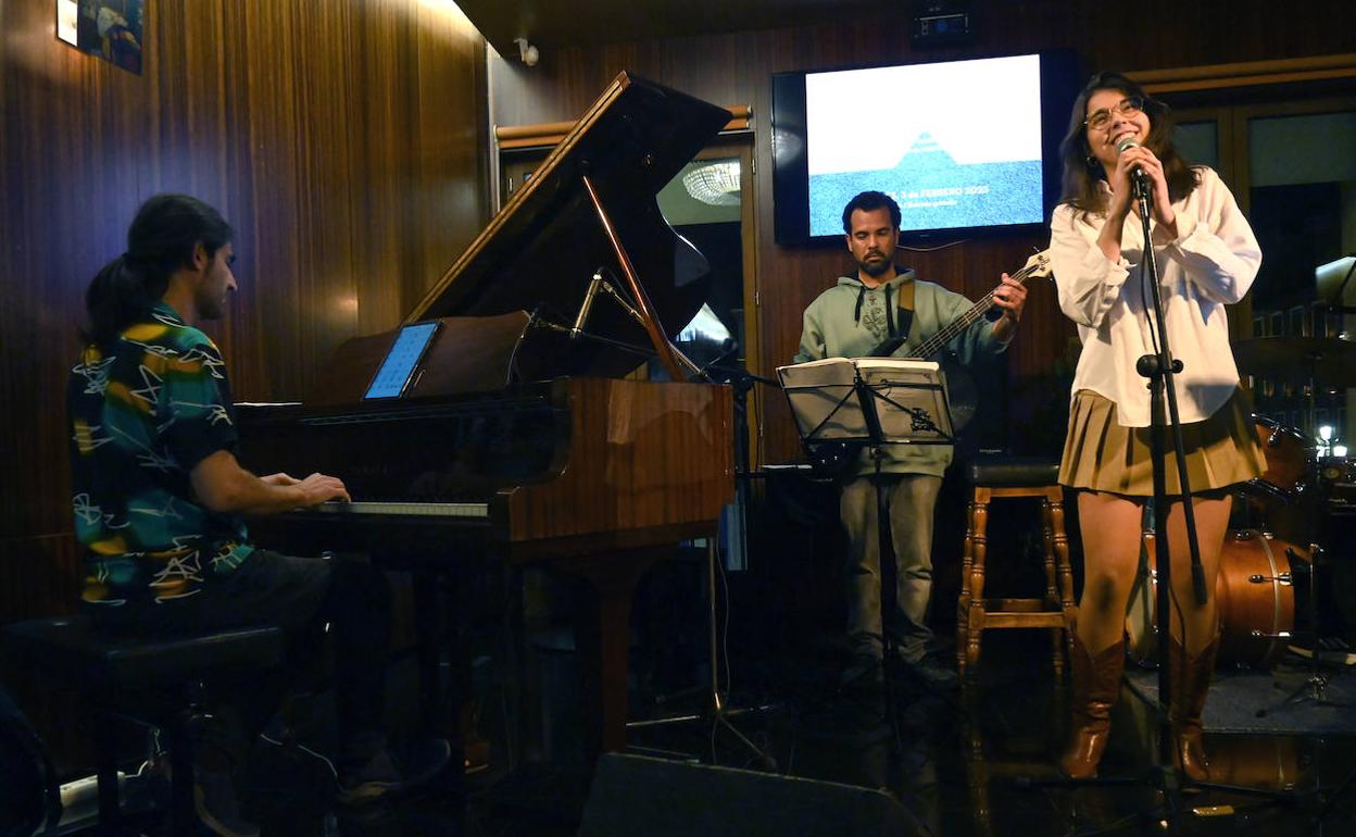 Los integrantes de ASBand, durante su concierto en el café del Teatro Zorrilla. 