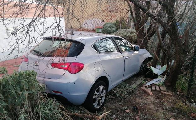 Se da a la fuga tras empotrarse contra la casita de una colonia de gatos en Arroyo