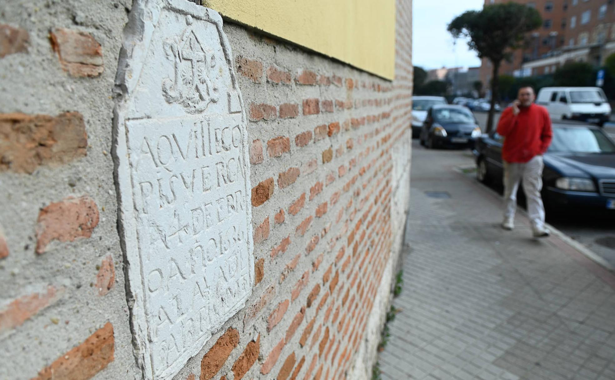 Inscripción en la fachada del Convento de Santa Teresa: 'Aquí llegó Pisuerga á 4 de Febrero de 1636. Alabado sea el Santísima Sacramento'.