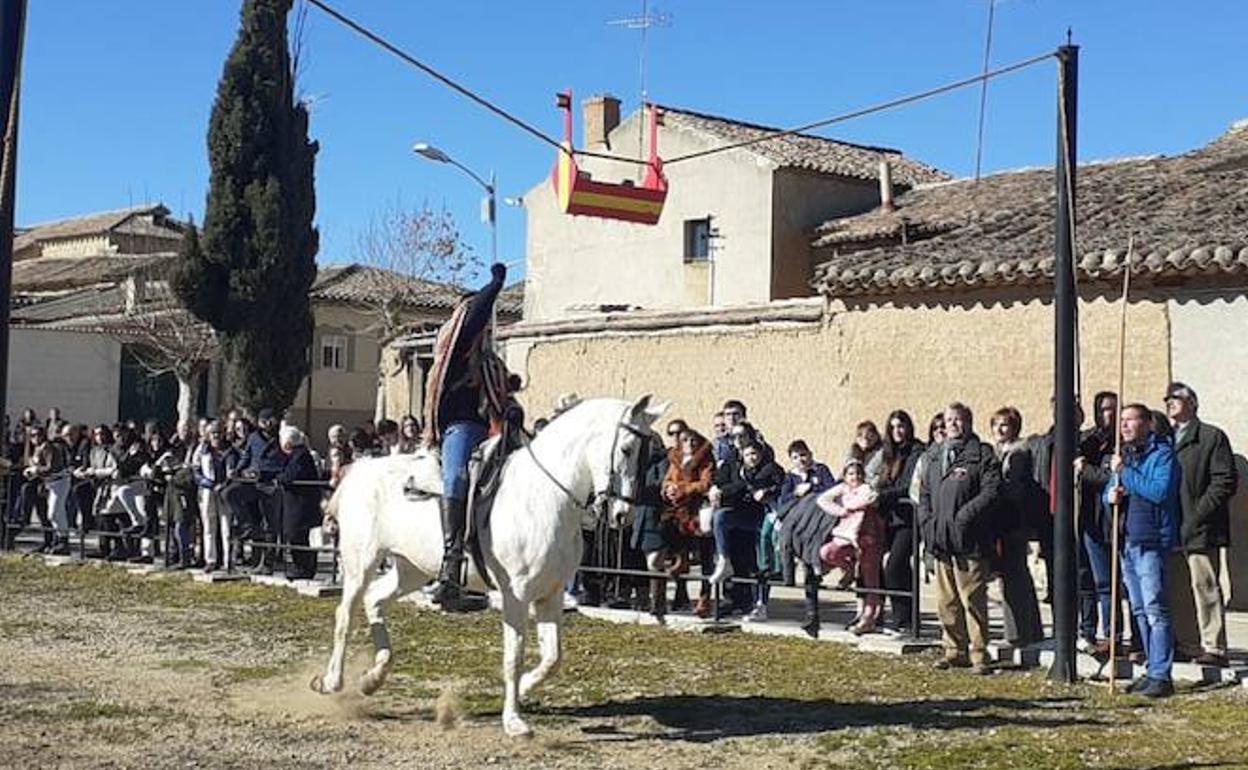 Uno de los jinetes intenta conseguir una cinta.