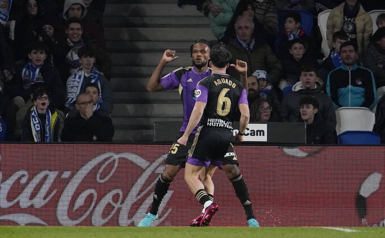 Larin y Aguado en la celebración del gol.