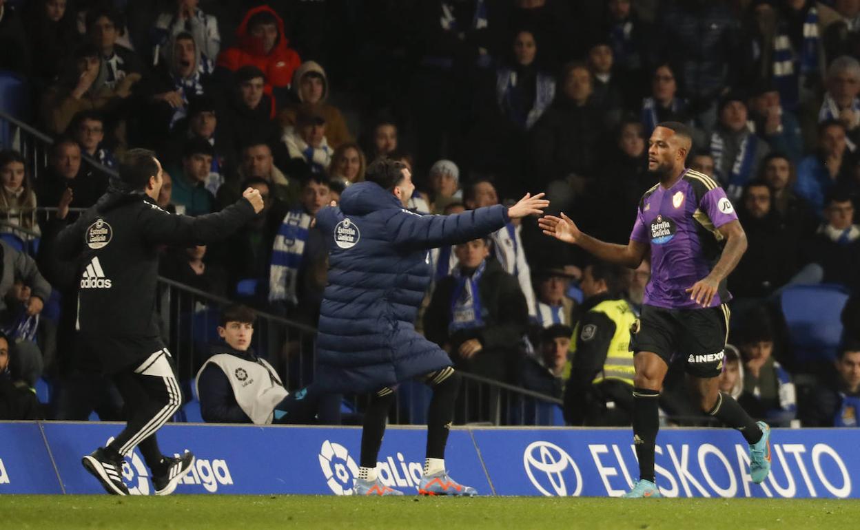 Larin celebra el gol que marcó a la Real Sociedad. 