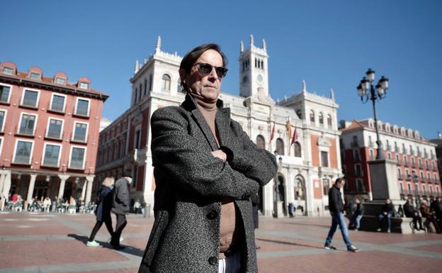 Ángel Mellado posa frente a la fachada del Ayuntamiento de Valladolid