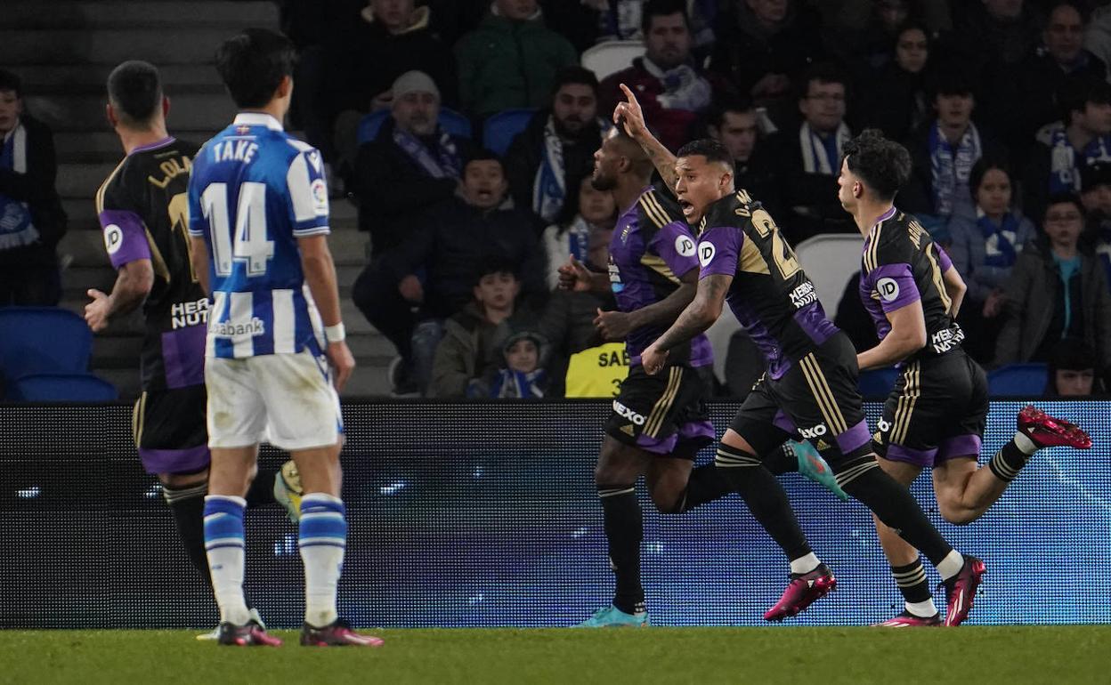 Machís y Aguado persiguen a Larin tras el gol ante la Real Sociedad. 