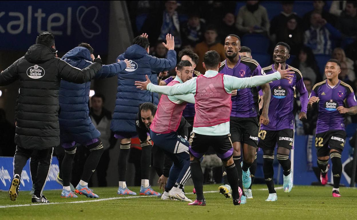 Titulares y suplentes buscan a Larin para abrazarle tras el gol en San Sebastián. 