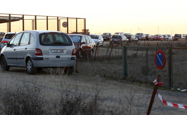 Multitud de vehículos aparcados en el camino que va a la ermita de Juarrillos. 