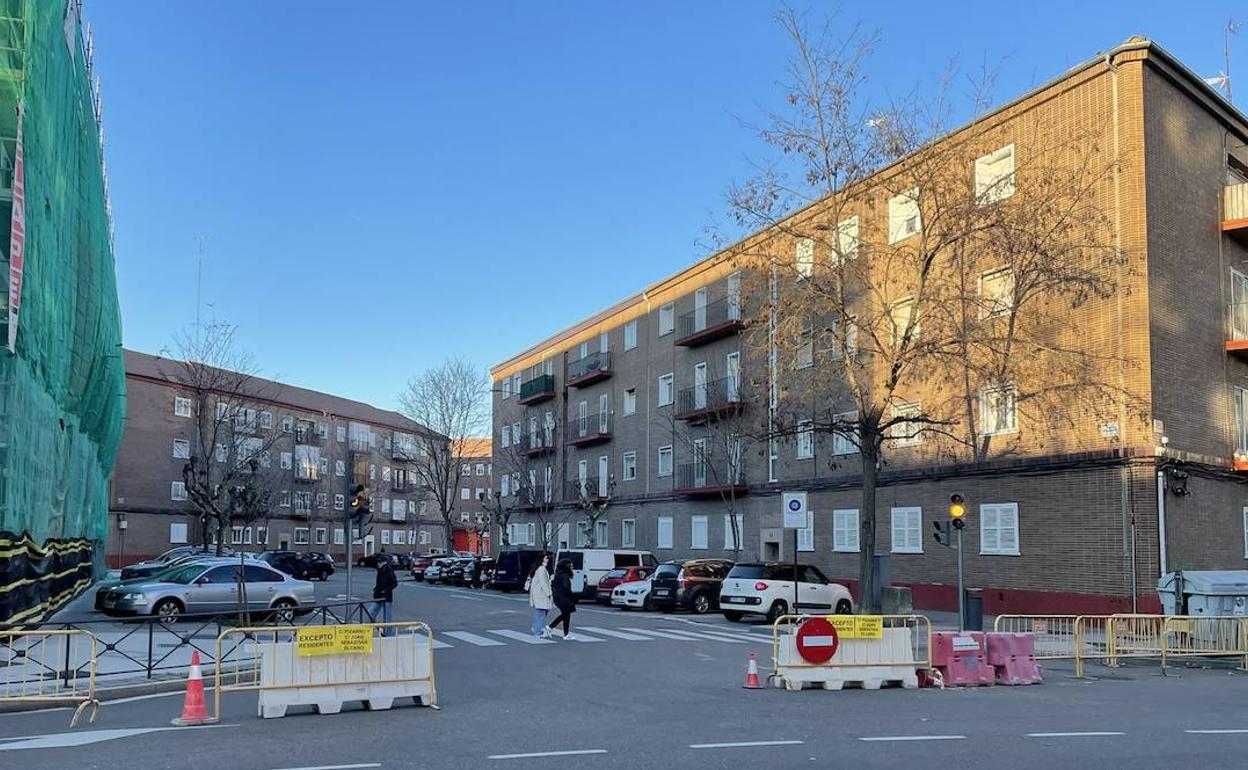 Corte del acceso a la avenida de los Reyes Católicos desde la calle Puente Colgante. 