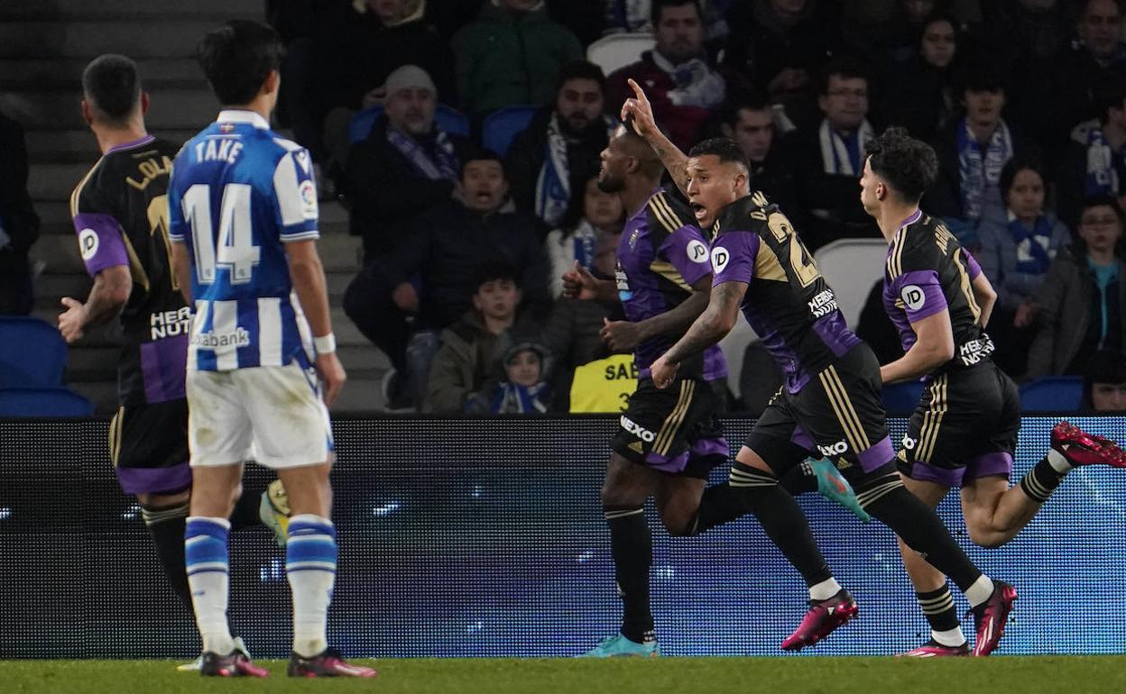 Los jugadores del Valladolid celebran el gol de Larin.