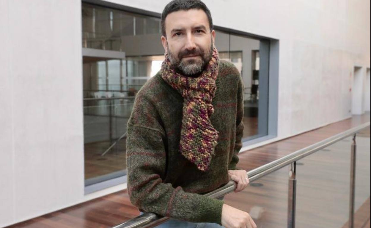 El dramaturgo José Manuel Mora, en el auditorio Miguel Delibes.