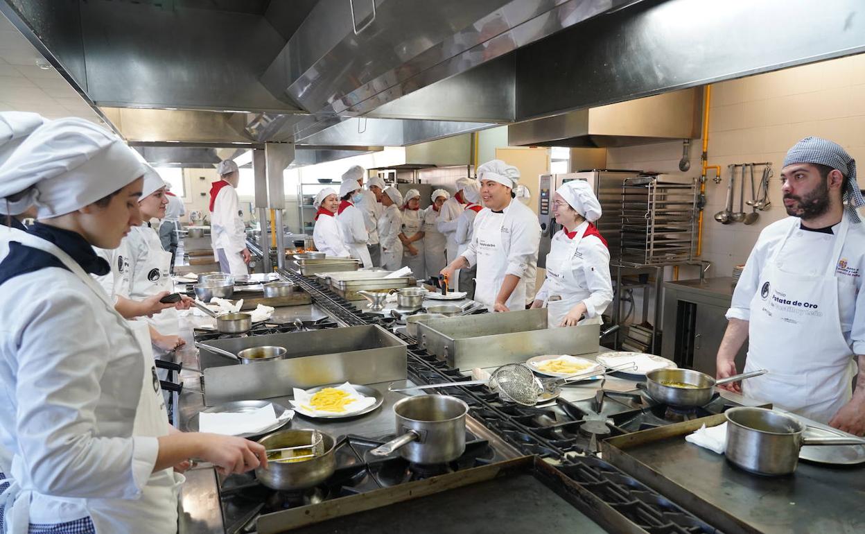 Los alumnos del Diego de Praves durante la elaboración de las patatas que ha catado el jurado de estos premios. 