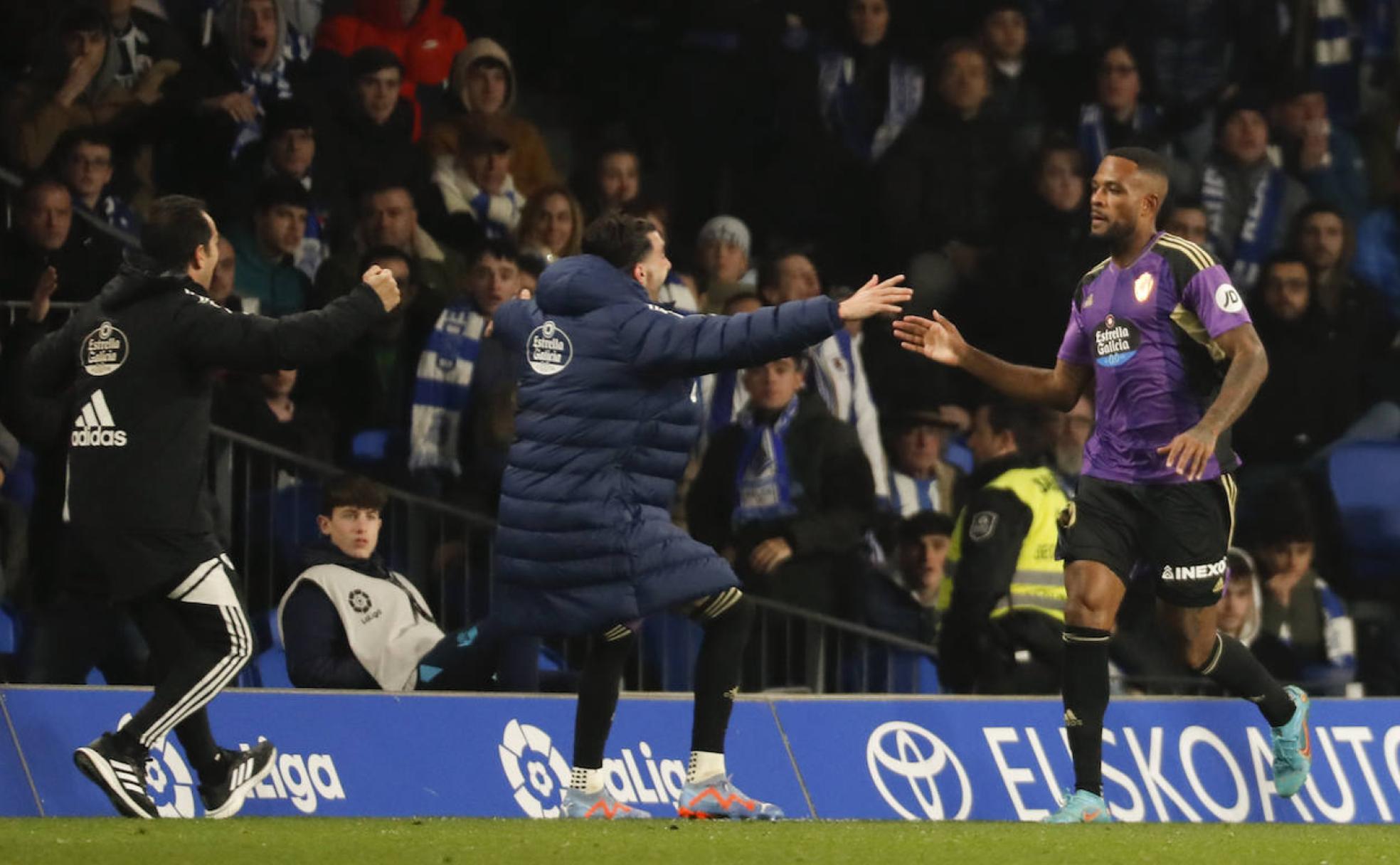 Kike Pérez sale del banquillo para celebrar el gol con Larin. 