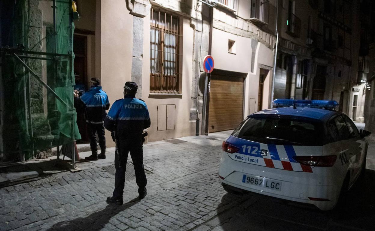 Policía Local acude a un domicilio del casco antiguo tras las llamadas de vecinos por ruidos.