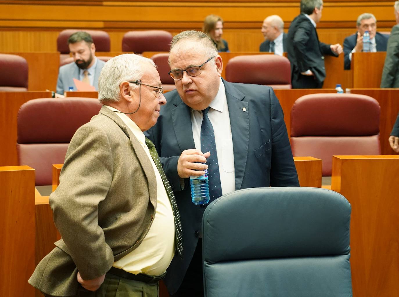 Gonzalo Santonja (Vox) y Alejandro Vázquez (PP), consejeros de Cultura y Sanidad, conversan antes del Pleno. 