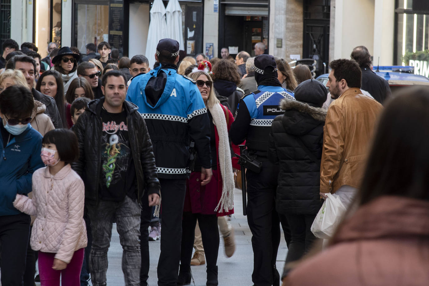 Policía Local de Segovia, durante el dispositivo en el centro de Segovia la tarde del 24 de diciembre.