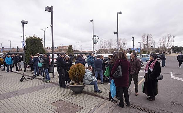 Clientes y trabajadores del centro comercial, tras el desalojo.