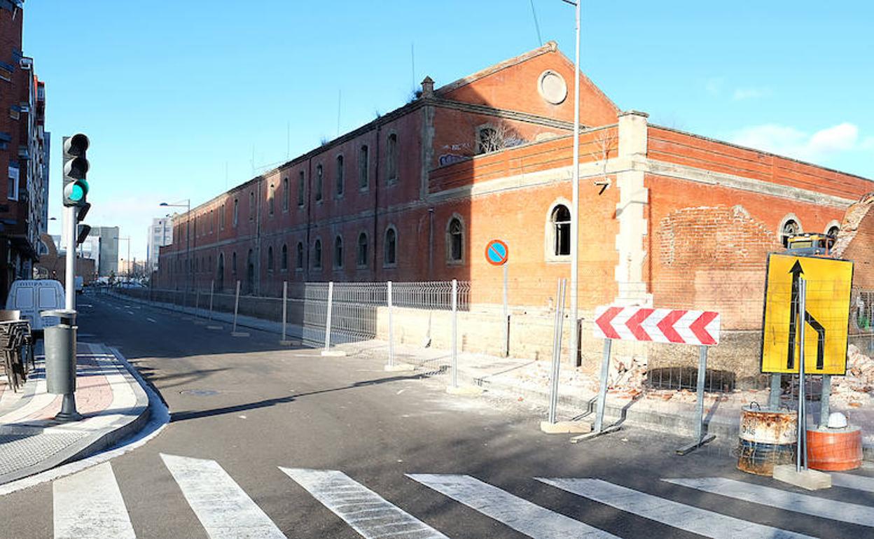 Tapia derribada del cuartel Conde Ansúrez por el lateral de la calle Transición. 