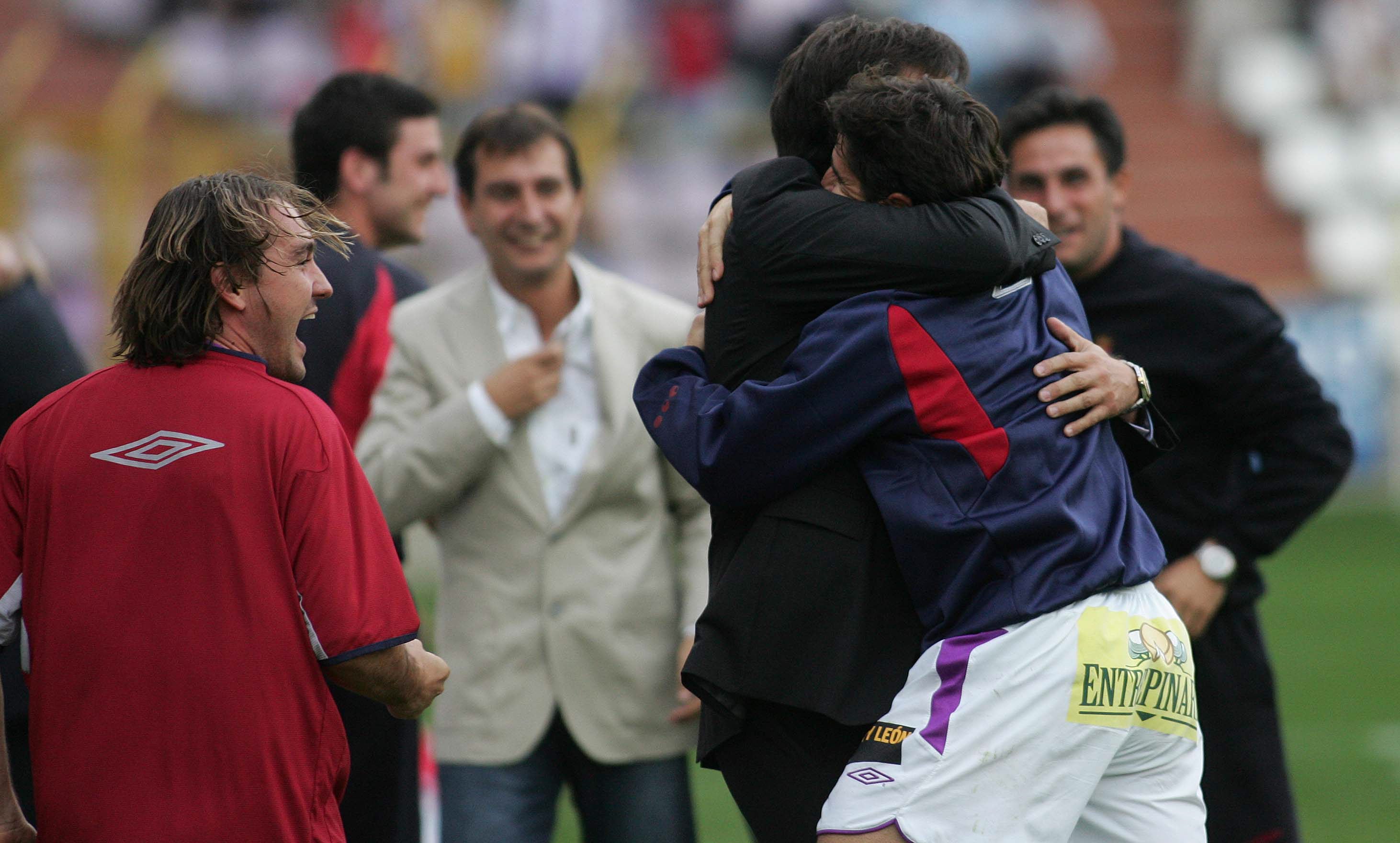 De nuevo con Víctor, esta vez en un abrazo para celebrar un gol frente al Almería. El partido culminó con la victoria del Pucela por 1-0.