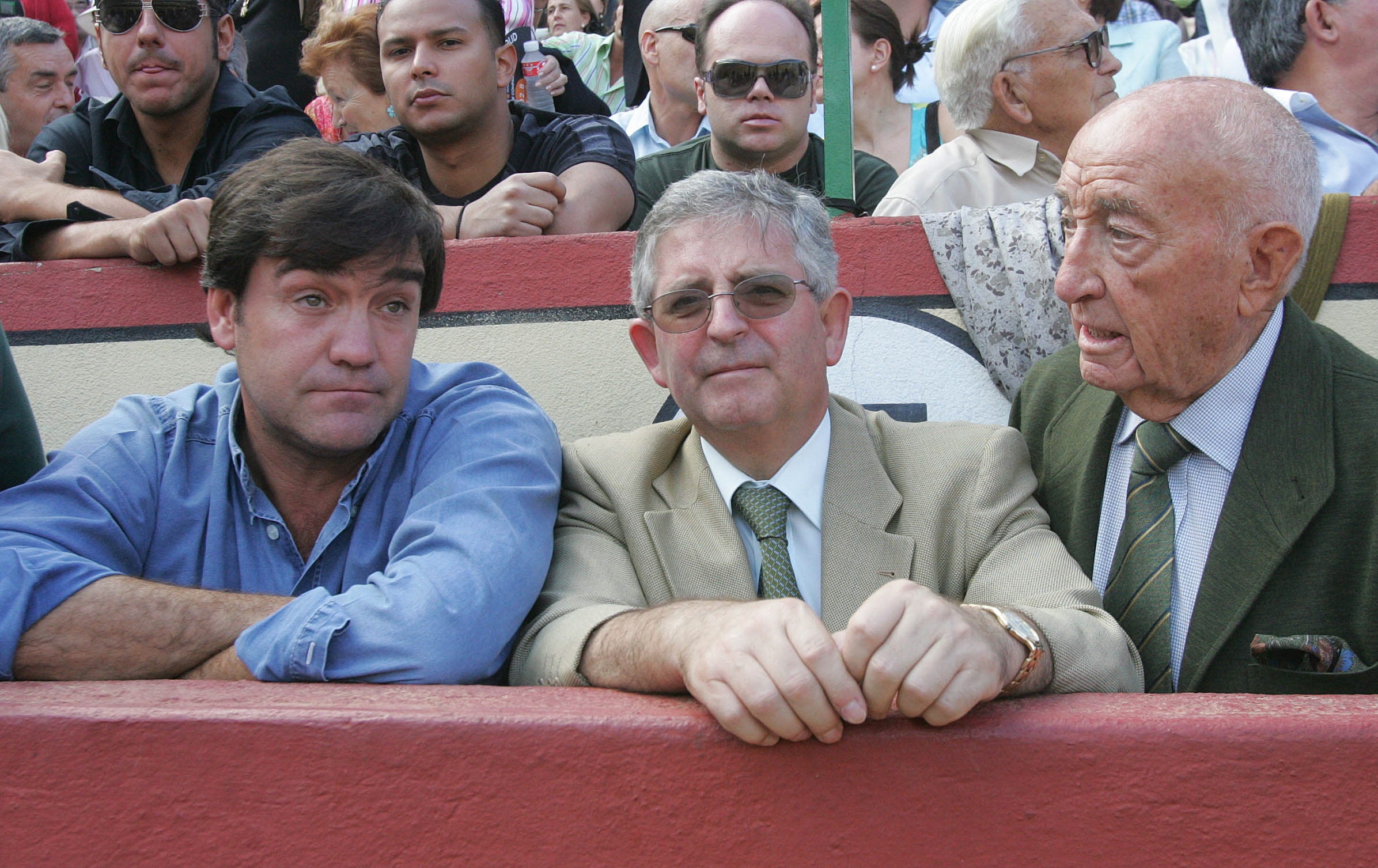 Marcos Alonso, junto a Armando Reinoso, de los Tryp de Valladolid, y Pablo Barrigón en la sexta corrida de feria de las fiestas de Valladolid.