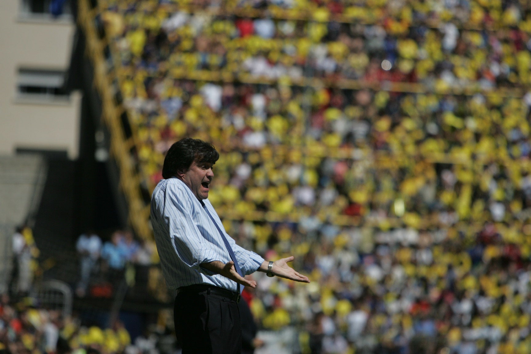 En la imagen, Marcos Alonso grita a los suyos en un partido contra el Cádiz que finalizaría con la derrota blanquivioleta por 6-1 en mayo de 2005.