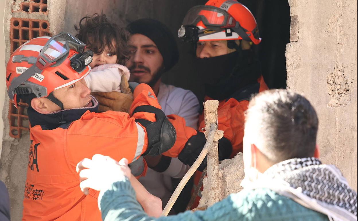 Rescate de una niña entre los escombros de un edificio afectado por el terremoto en Turquía.