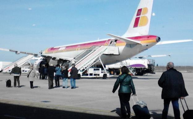 Un grupo de viajeros del programa el Club de los 60 en el aeropuerto de Villanubla. 