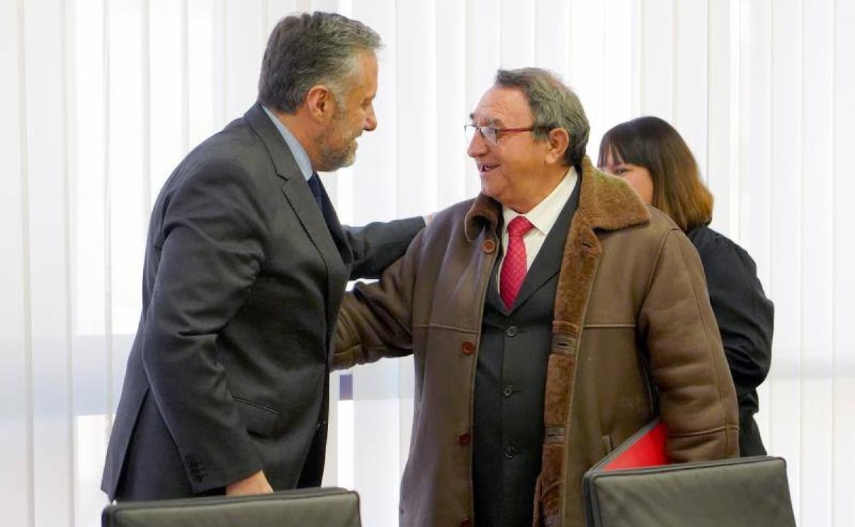 Carlos Pollán (izquierda), junto al alcalde de Villalar, Luis Alonso, en una reunión anterior.
